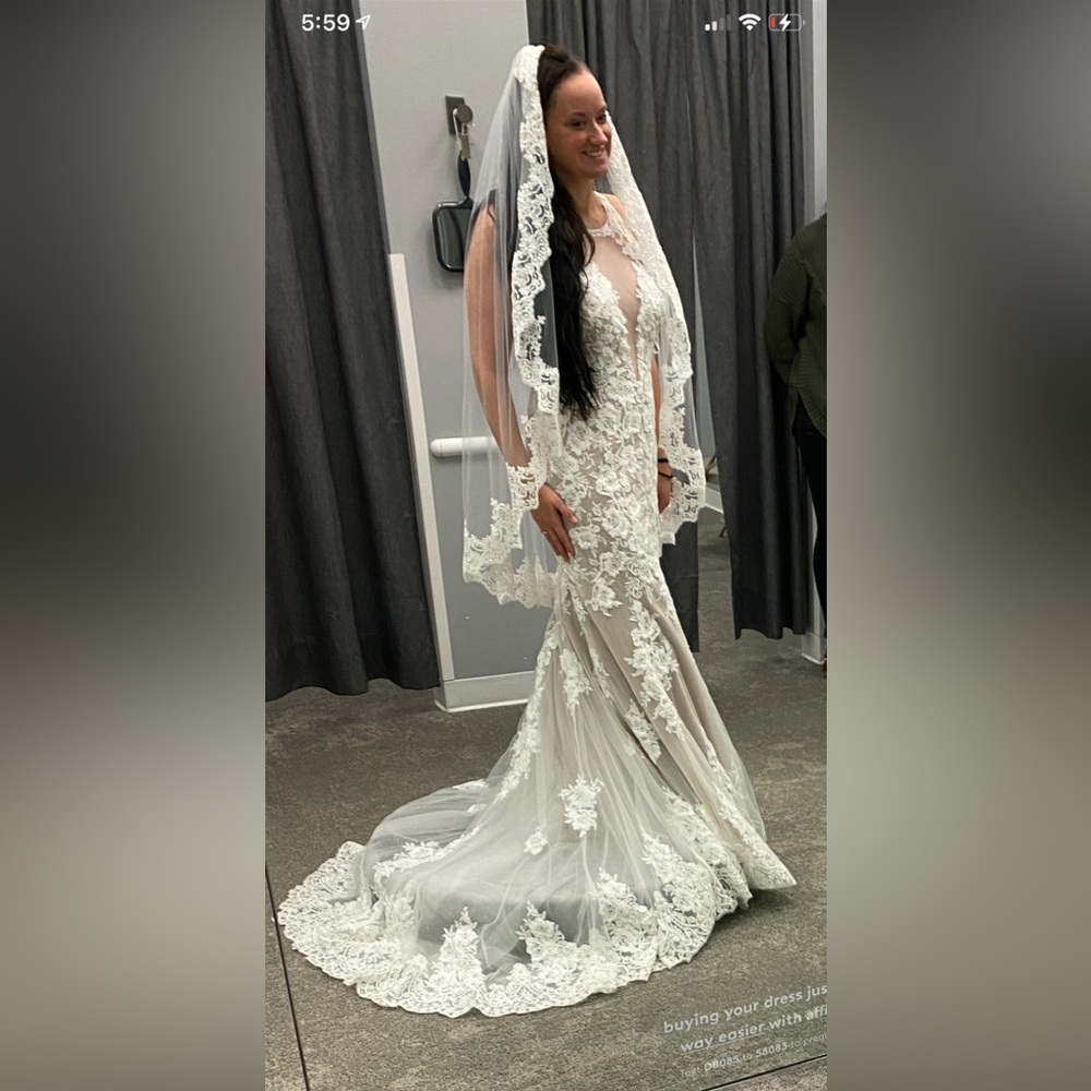 Elegant White Lace Wedding Dress with Veil great condition